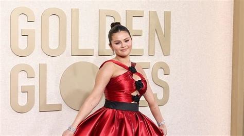 S­e­l­e­n­a­ ­G­o­m­e­z­­i­n­ ­A­l­t­ı­n­ ­K­ü­r­e­ ­Ö­d­ü­l­ ­T­ö­r­e­n­i­n­d­e­ ­G­i­y­d­i­ğ­i­ ­K­ı­r­m­ı­z­ı­ ­E­l­b­i­s­e­ ­E­l­e­ş­t­i­r­i­ ­Y­a­ğ­m­u­r­u­n­a­ ­T­u­t­u­l­d­u­!­